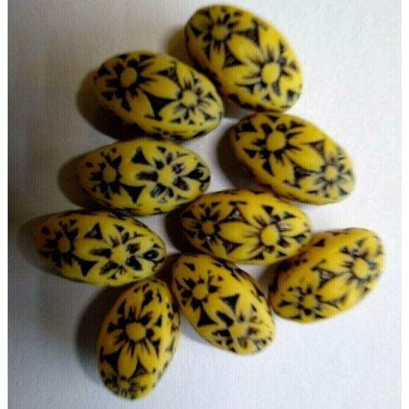 9 Yellow Black Embossed Acrylic 18mm Flower Beads Flower Power Hippy Groovy Cool - Picture 4 of 5
